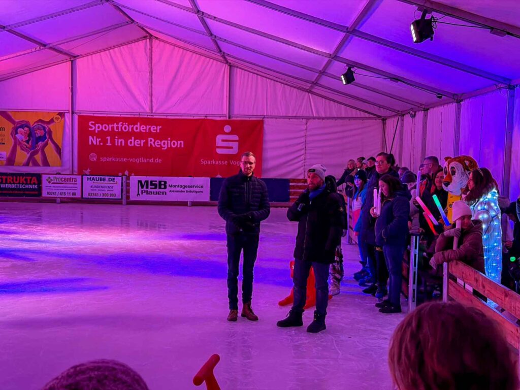 Größer, schöner, winterfest: Plauens Eisbahn lädt zum Gleiten ein. Foto: S. Höfer