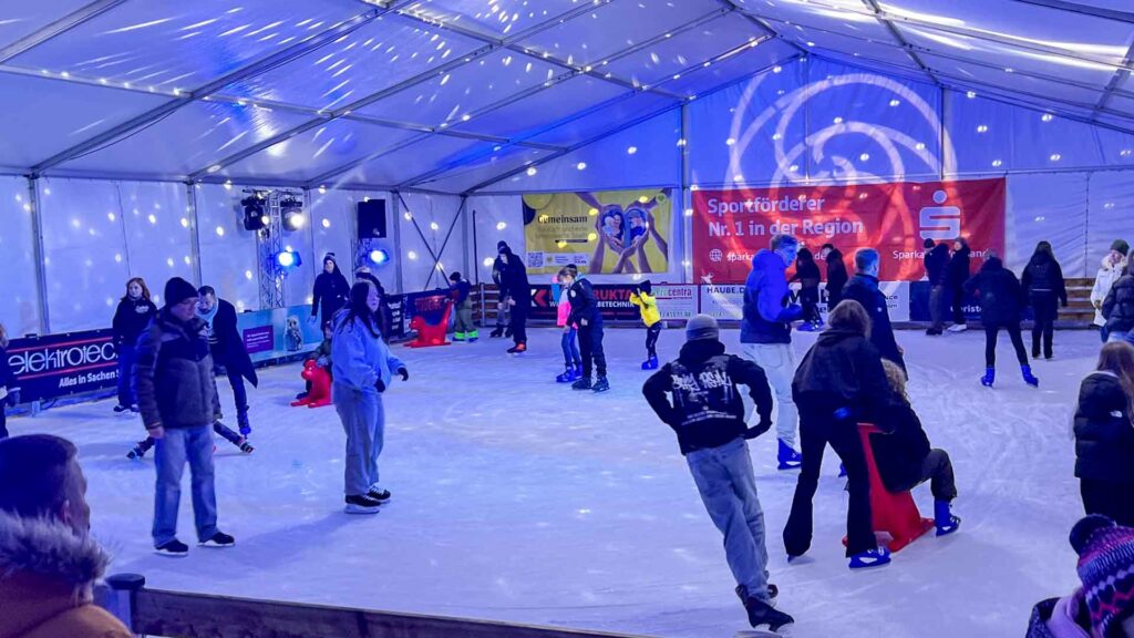 Größer, schöner, winterfest: Plauens Eisbahn lädt zum Gleiten ein. Foto: S. Höfer