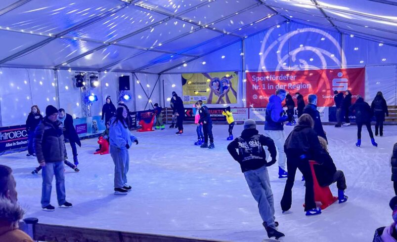 Größer, schöner, winterfest: Plauens Eisbahn lädt zum Gleiten ein. Foto: S. Höfer