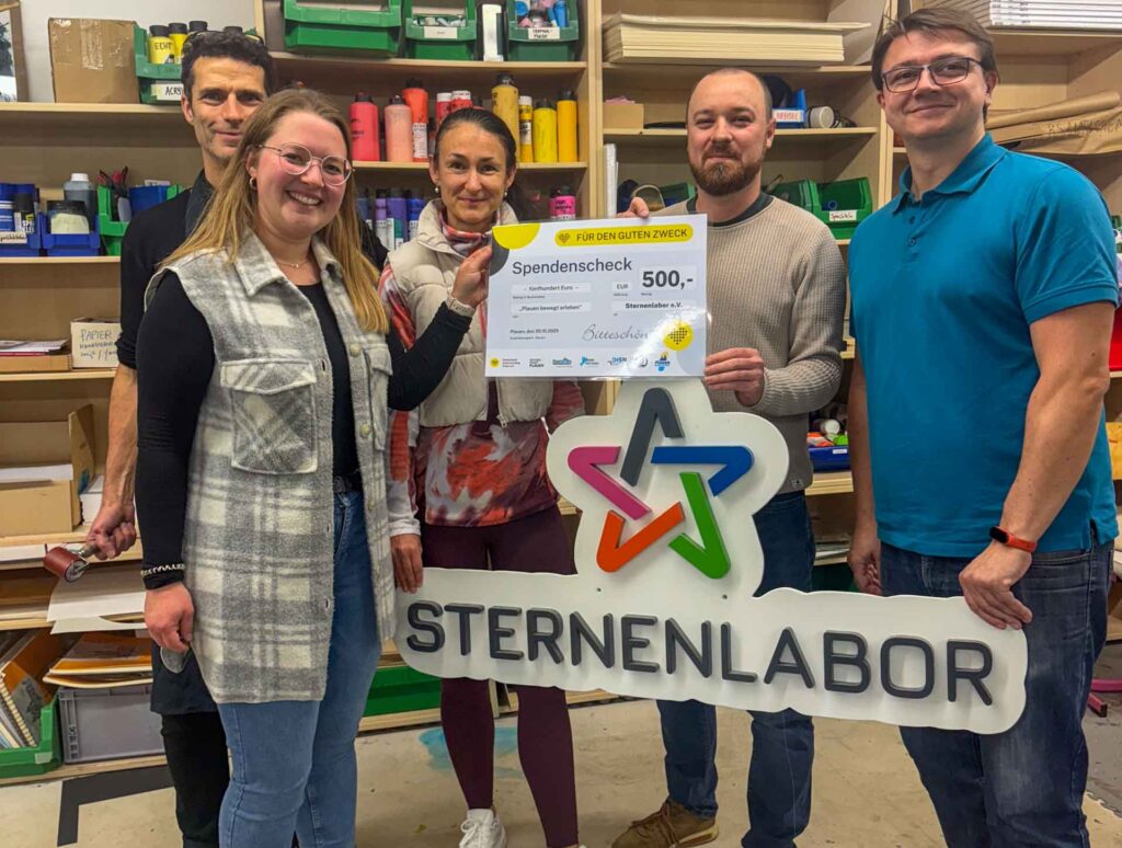 Veit Larisch, Teil des Art Collectivs und Mitglied im Sternenlabor; Lena Schaller vom Dachverband Stadtmarketing Plauen e.V.; Catharina Schubert vom inmotio Therapiezentrum; André Fiedler und Felix Eckner, zwei der drei Vorstände des Sternenlabor e.V. (von links). Foto: Dachverband Stadtmarketing Plauen