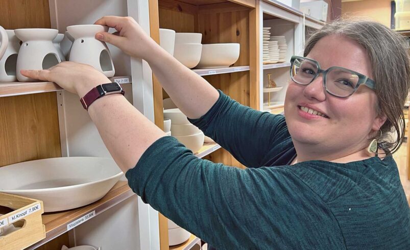 Malzeit-Inhaberin Bianca Thanert an weißen Keramiken, die von Kunden bemalt werden können. Foto: Sebastian Höfer