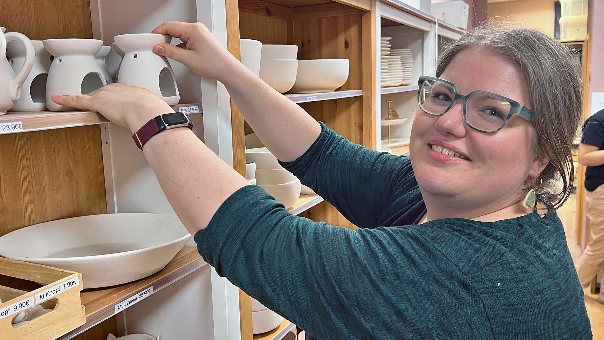 Malzeit-Inhaberin Bianca Thanert an weißen Keramiken, die von Kunden bemalt werden können. Foto: Sebastian Höfer