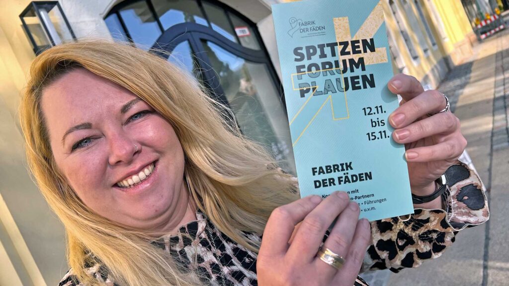 Frances Gottschalk von der Fabrik der Fäden mit einem Programmflyer vom SpitzenForum. Foto: S. Höfer