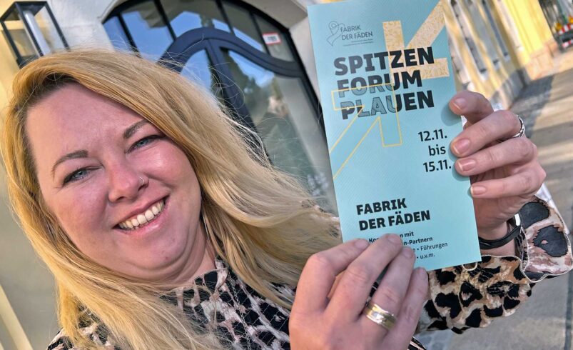 Frances Gottschalk von der Fabrik der Fäden mit einem Programmflyer vom SpitzenForum. Foto: S. Höfer