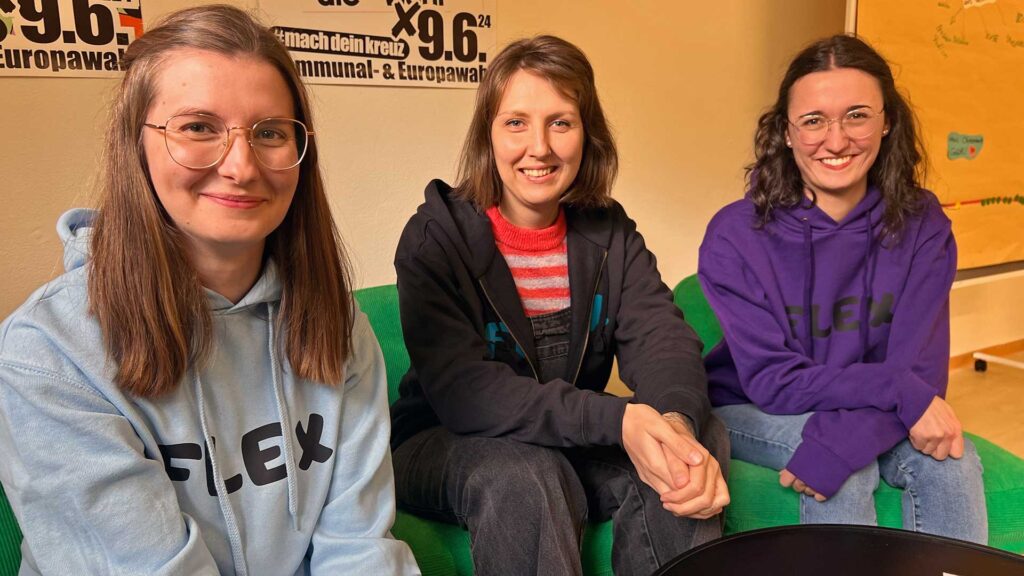 Total zufrieden: Die Mädels vom Vogtlandkreisjugendring - Frederike, Tina und Emma (von links) - sind stolz auf die Jugendlichen im Vogtland. Foto: Sebastian Höfer