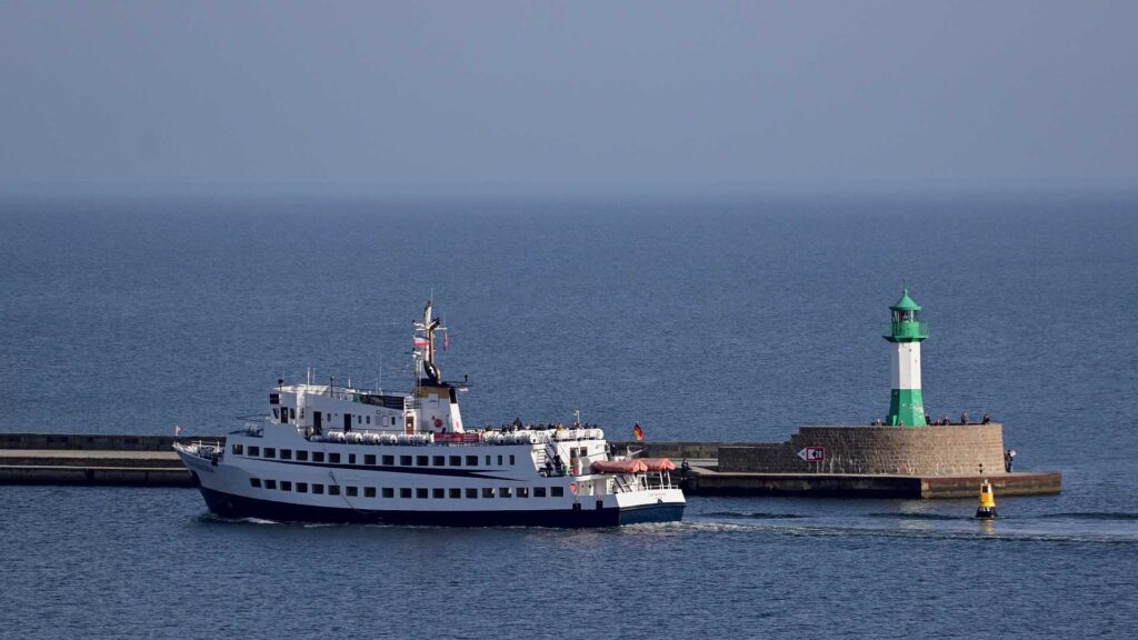 Schiff, Ahoi! Bis weit hin sichtbar, kündigen Leuchttürme das Festland an. Foto: Pixabay.com