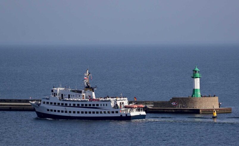 Schiff, Ahoi! Bis weit hin sichtbar, kündigen Leuchttürme das Festland an. Foto: Pixabay.com