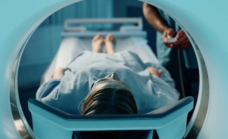 Ein Radiologe führt an einer Patientin eine radiologische Untersuchung durch. Foto: Envato