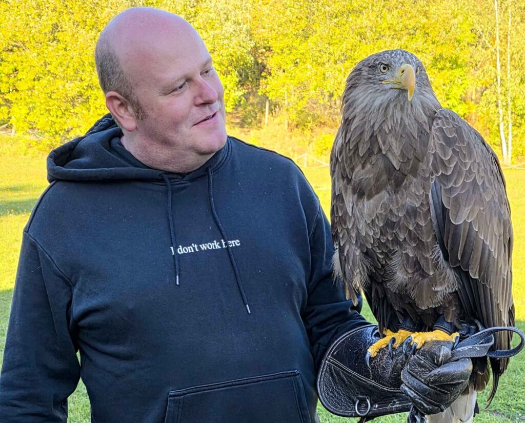 Steffen Hegner bringt Plauens Falknerei auf die Leinwand. Foto: privat