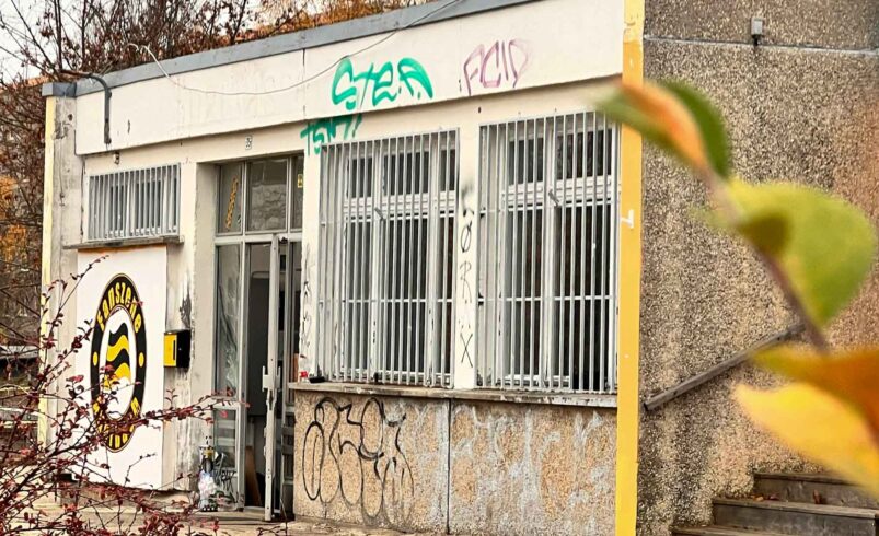 Vogtland-Derby außer Kontrolle: Nachtangriff auf Auerbacher Vereinshaus. Foto: S. Höfer