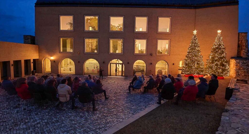 Plauen stimmt sich ein: Erstes Benefiz-Weihnachtssingen auf dem Schlosshof. Grafik: Spitzenstadt/KI