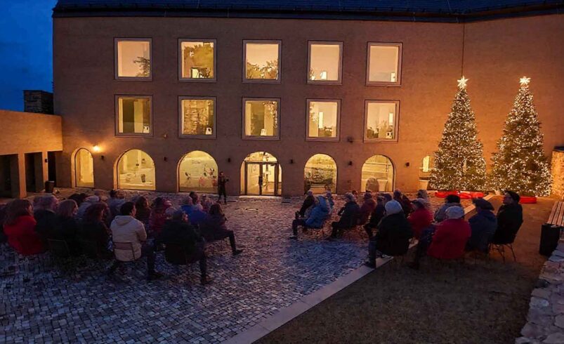 Plauen stimmt sich ein: Erstes Benefiz-Weihnachtssingen auf dem Schlosshof. Grafik: Spitzenstadt/KI