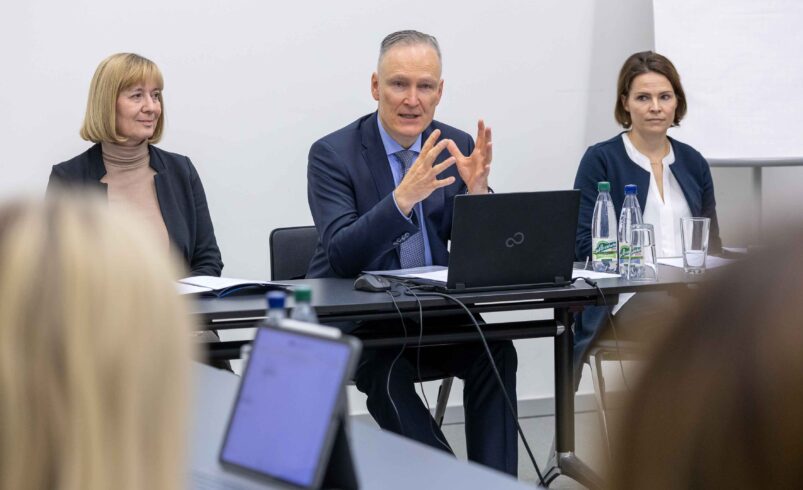 v.l. Silvana Karliner (Leiterin Büro des Beigeordneten), der Beigeordnete Dr. Axel Steinbach, Nicole Enders (Regionalkoordinatorin gesundheitliche Versorgung). Foto: Lndratsamt Vogtlandkreis