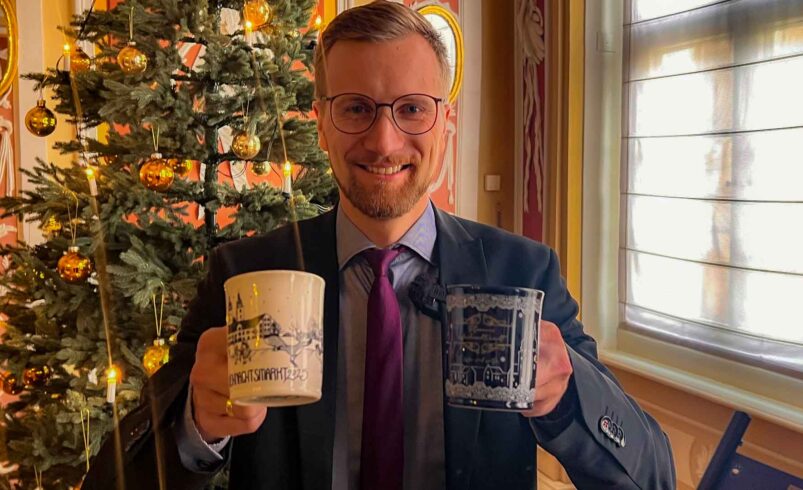 Plauens Bürgermeister Tobias Kämpf mit den aktuellen Sammeltassen. Foto: S. Höfer