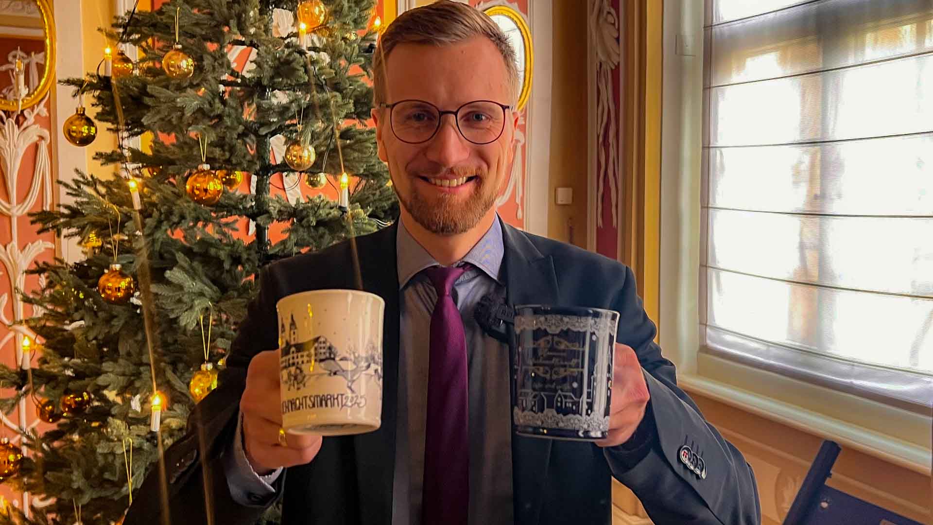 Plauens Bürgermeister Tobias Kämpf mit den aktuellen Sammeltassen. Foto: S. Höfer