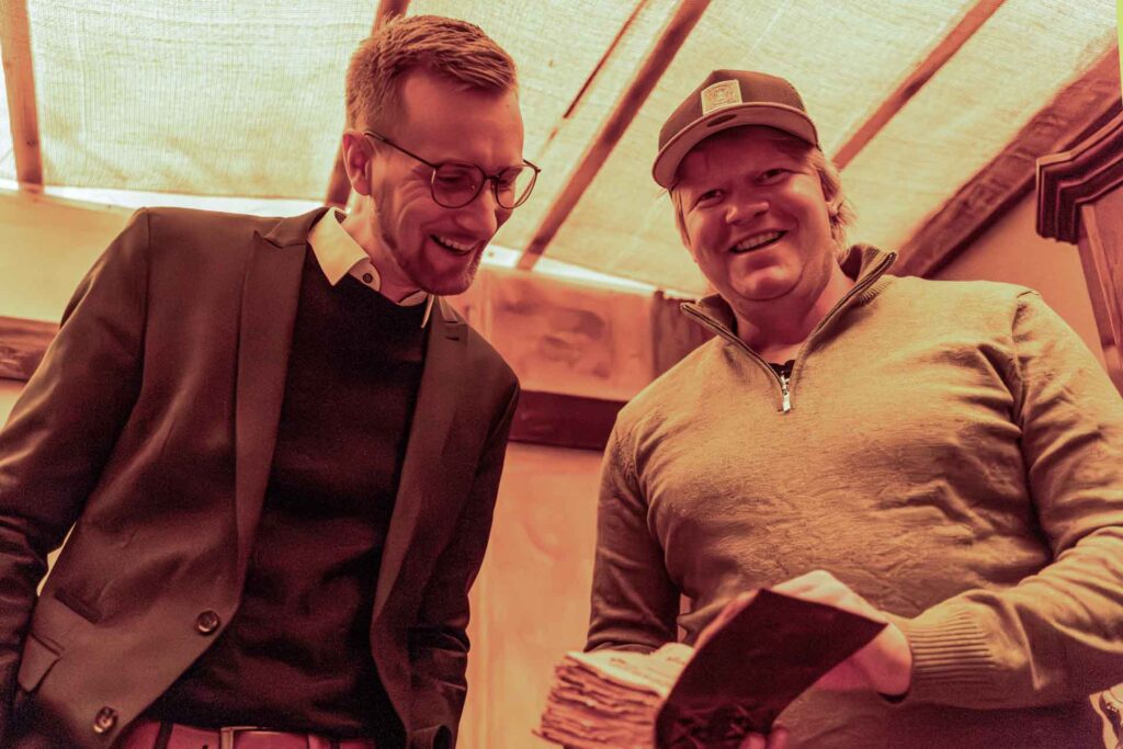 Bürgermeister Tobias Kämpf und Simon Joneit von der Montessori-Schule im Escape-Room. Foto: Stadt Plauen, Maximilian Holtz