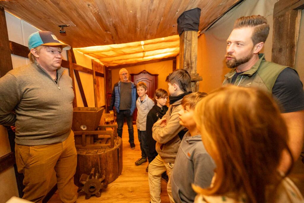 Simon Joneit (links) und Marco Mädler (rechts) von der Montessori-Schule zusammen mit den Schülern. Foto: Stadt Plauen, Maximilian Holtz