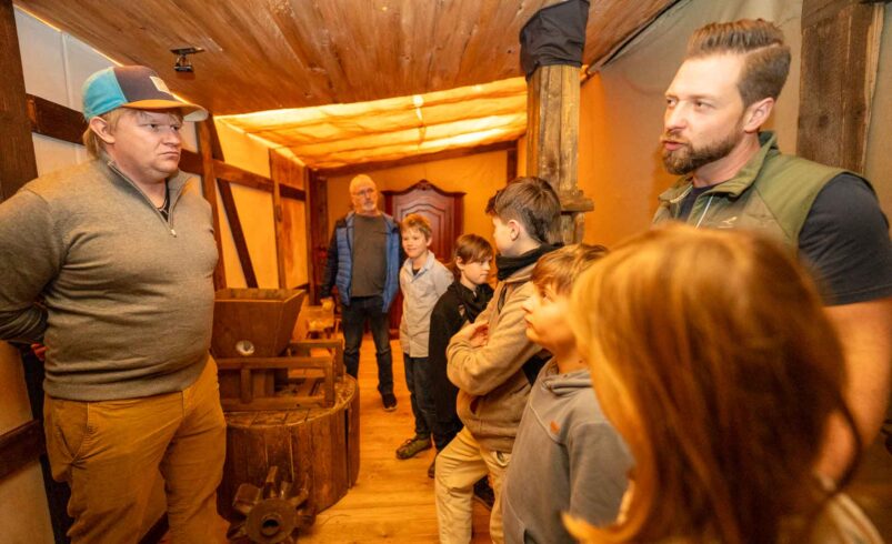 Simon Joneit (links) und Marco Mädler (rechts) von der Montessori-Schule zusammen mit den Schülern. Foto: Stadt Plauen, Maximilian Holtz