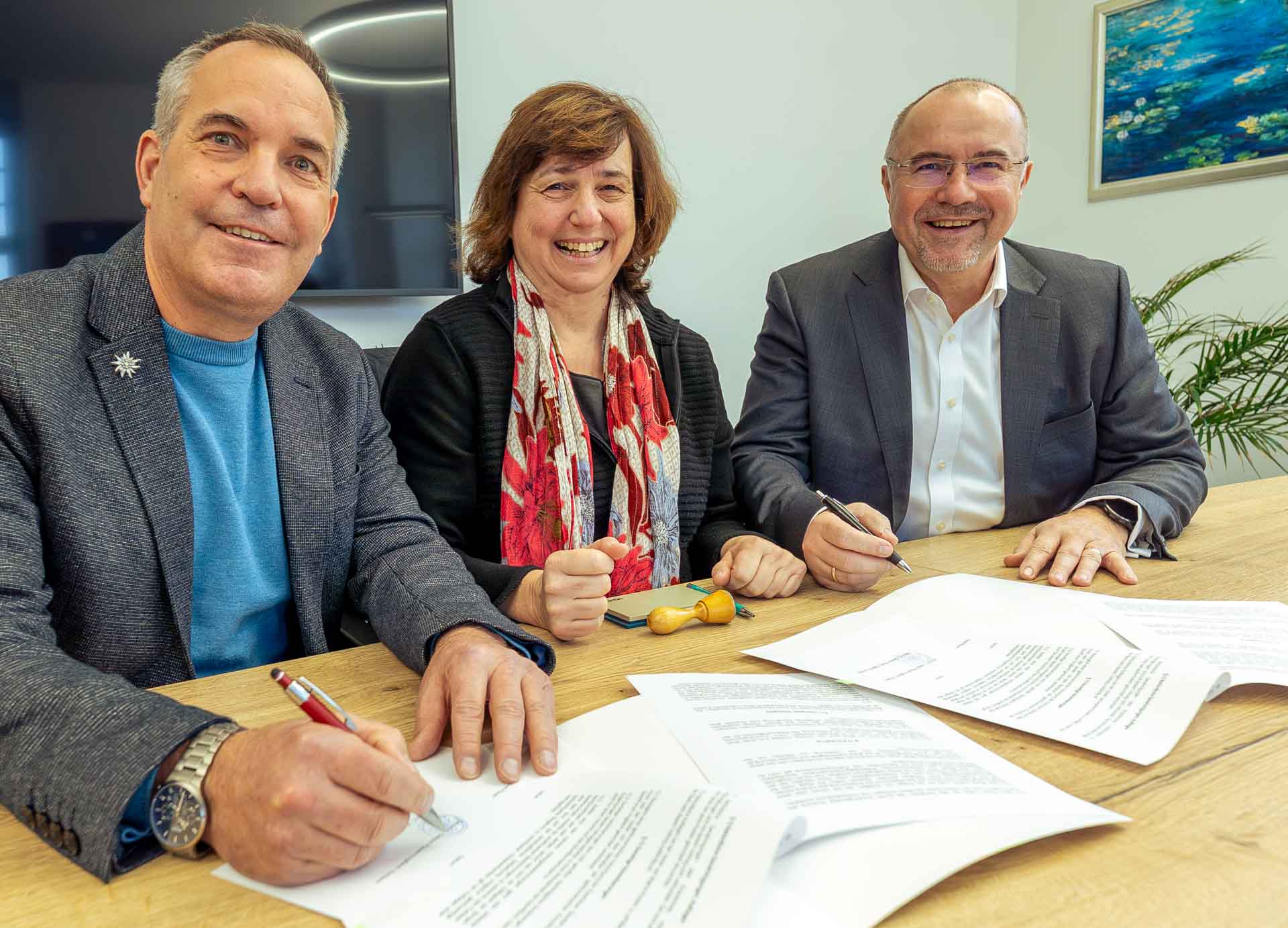 René Morgenstern (1. Vorsitzender des DAV-Plauen-Vogtland) gemeinsam mit Schatzmeisterin Kristina Müller und Oberbürgermeister Steffen Zenner. Foto: Stadt Plauen