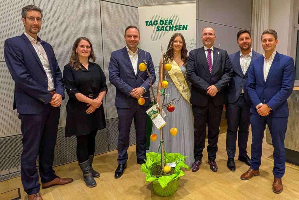 Ronald Kretzschmar (OB Sebnitz), Sara Häntzschel (Stadtmarketing Sebnitz), Landtagspräsident Alexander Dierks, Spitzenprinzessin Maxi Schulz, OB Steffen Zenner, Büroleiter Lars Krämer und Nico Dittmann (Bürgermeister Thalheim) (v.li.). Foto: Stadt Plauen