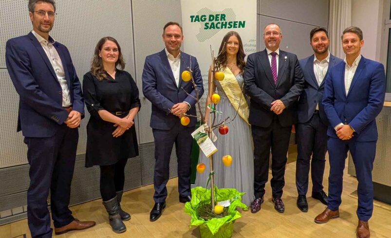 Ronald Kretzschmar (OB Sebnitz), Sara Häntzschel (Stadtmarketing Sebnitz), Landtagspräsident Alexander Dierks, Spitzenprinzessin Maxi Schulz, OB Steffen Zenner, Büroleiter Lars Krämer und Nico Dittmann (Bürgermeister Thalheim) (v.li.). Foto: Stadt Plauen