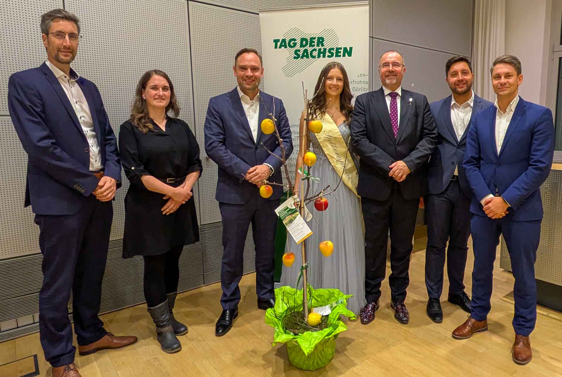 Ronald Kretzschmar (OB Sebnitz), Sara Häntzschel (Stadtmarketing Sebnitz), Landtagspräsident Alexander Dierks, Spitzenprinzessin Maxi Schulz, OB Steffen Zenner, Büroleiter Lars Krämer und Nico Dittmann (Bürgermeister Thalheim) (v.li.). Foto: Stadt Plauen
