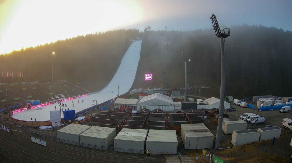 Skisprung-Weltcup in Klingenthal: Starker Auftakt in der Sparkasse Vogtland Arena. Foto: Webcam