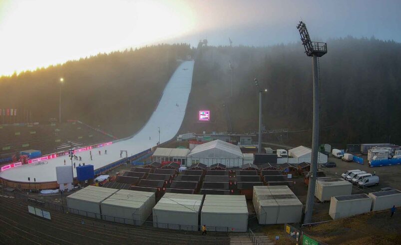 Skisprung-Weltcup in Klingenthal: Starker Auftakt in der Sparkasse Vogtland Arena. Foto: Webcam
