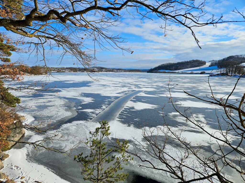 Lebensgefahr auf Eisflächen: Warnung vor Betreten von Stauseen und Flüssen im Vogtland. Foto: Landestalsperrenverwaltung Sachsen / Jörg Newald