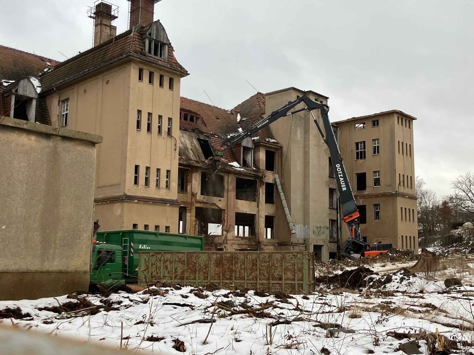 Abbruch des ehemaligen DAKO-Gebäudes beginnt.