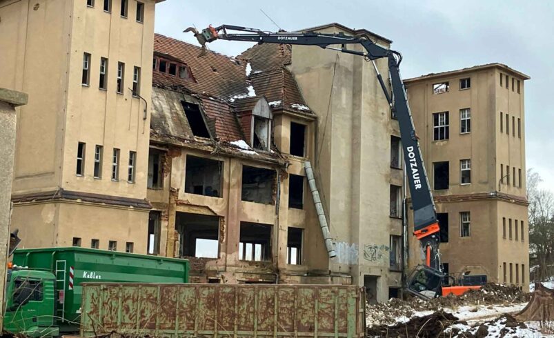 Abbruch des ehemaligen DAKO-Gebäudes beginnt.