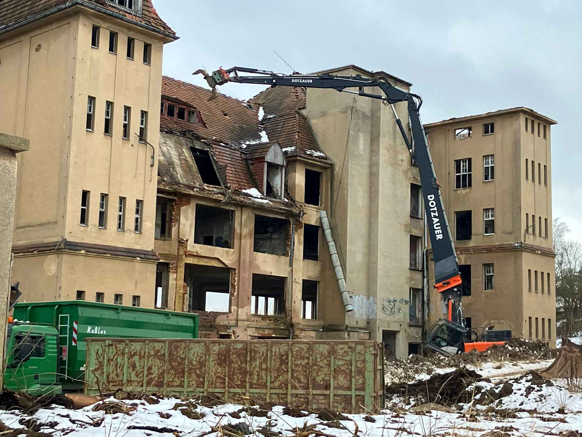 Abbruch des ehemaligen DAKO-Gebäudes beginnt.