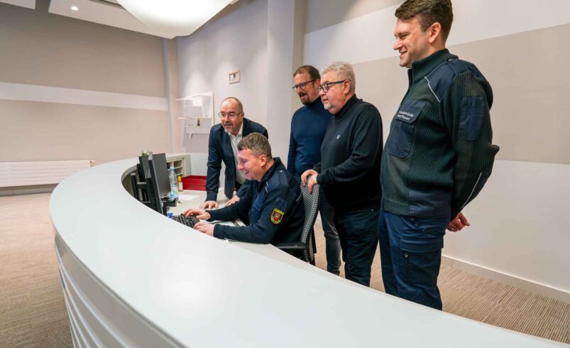 Oberbürgermeister Steffen Zenner, Mario Heuser vom GVD, René Schreiter, Frank Zabel und Martin Gabriel (v.l.n.r.) am Tresen im Bürgerpunkt. Foto: Stadt Plauen