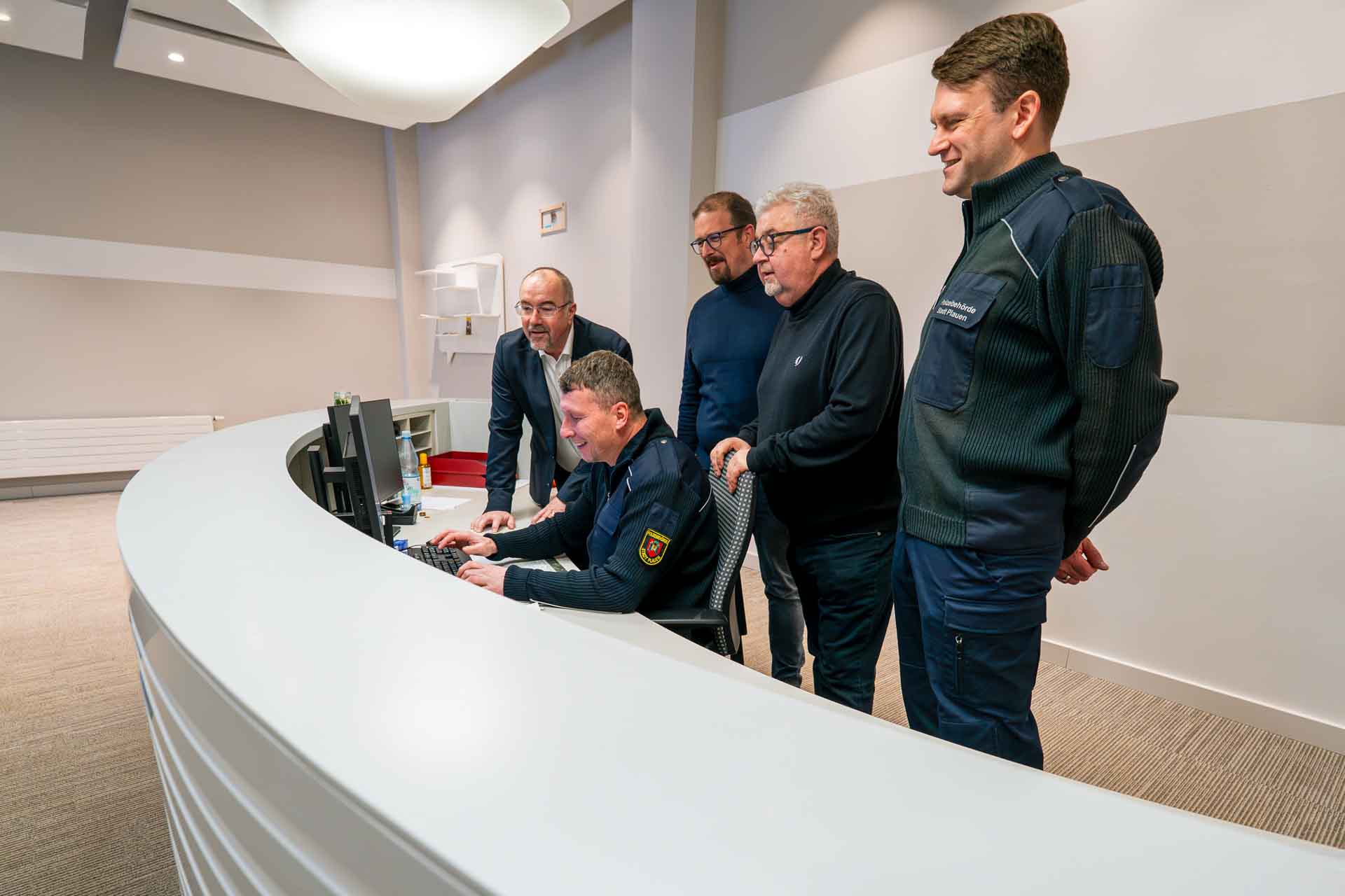 Oberbürgermeister Steffen Zenner, Mario Heuser vom GVD, René Schreiter, Frank Zabel und Martin Gabriel (v.l.n.r.) am Tresen im Bürgerpunkt. Foto: Stadt Plauen