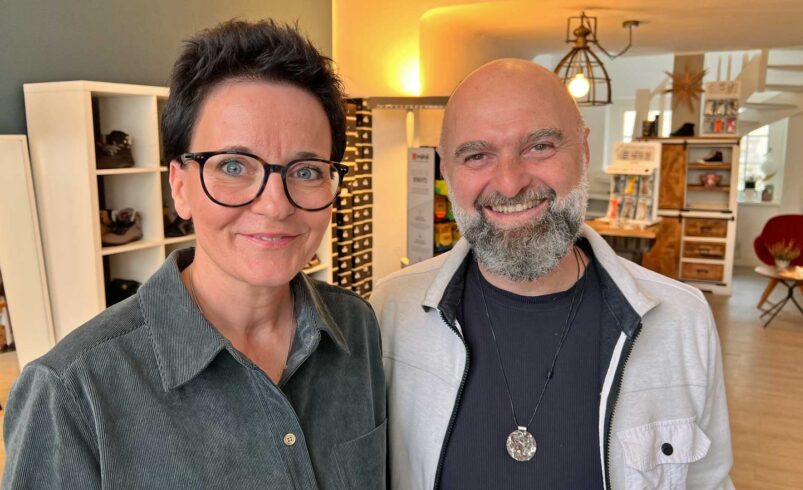 Barfußschuhe sind Ihre Berufung: Jeanette Uhlig und Johann Dudla im eigenen Geschäft an der Marktstraße in Plauen. Foto: Sebastian Höfer