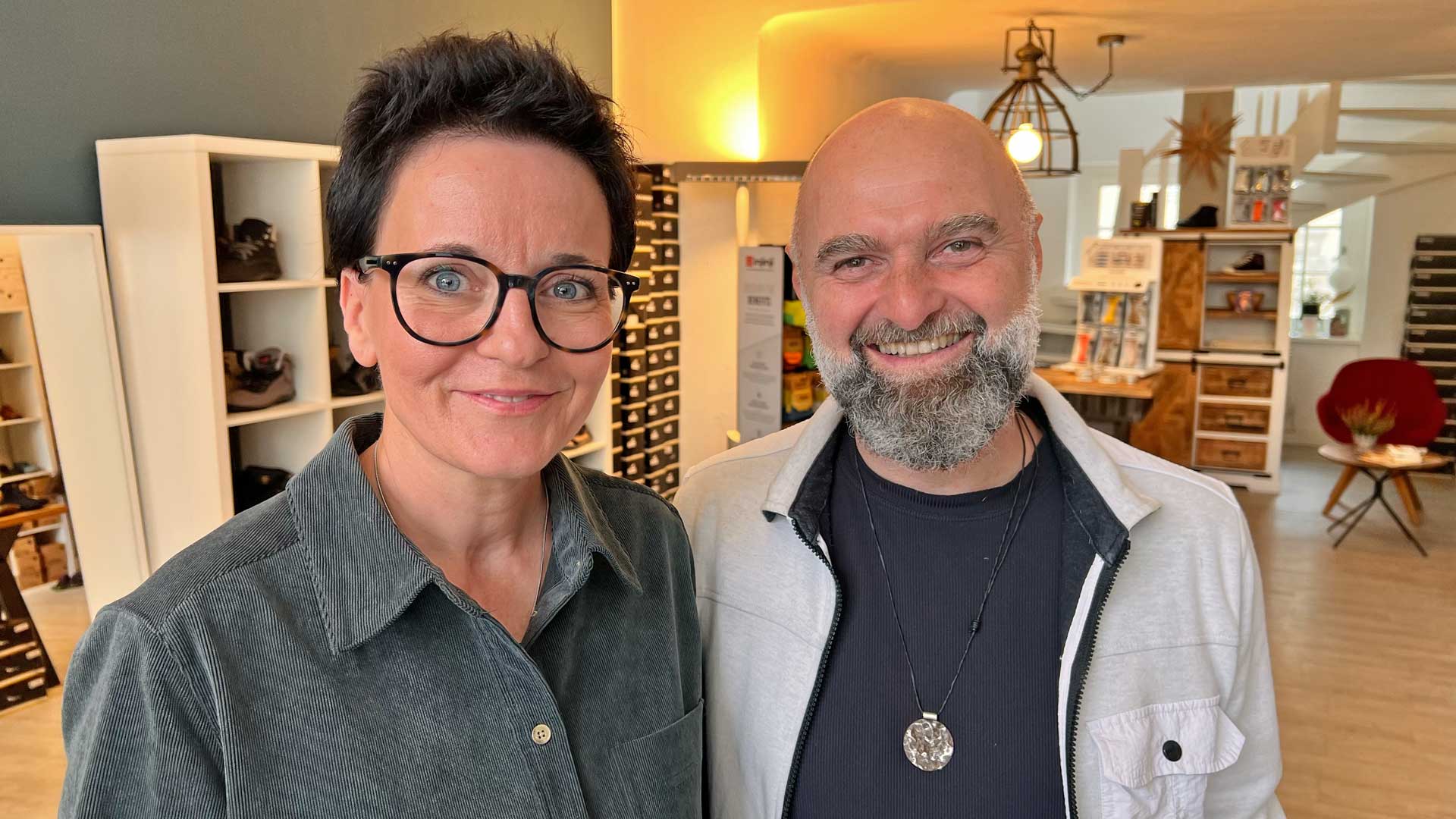 Barfußschuhe sind Ihre Berufung: Jeanette Uhlig und Johann Dudla im eigenen Geschäft an der Marktstraße in Plauen. Foto: Sebastian Höfer