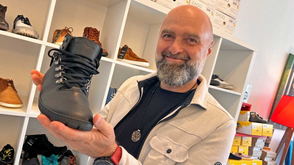 Johann Dudla - findet für seine Kunden den perfekten Barfußschuh. Foto: Sebastian Höfer