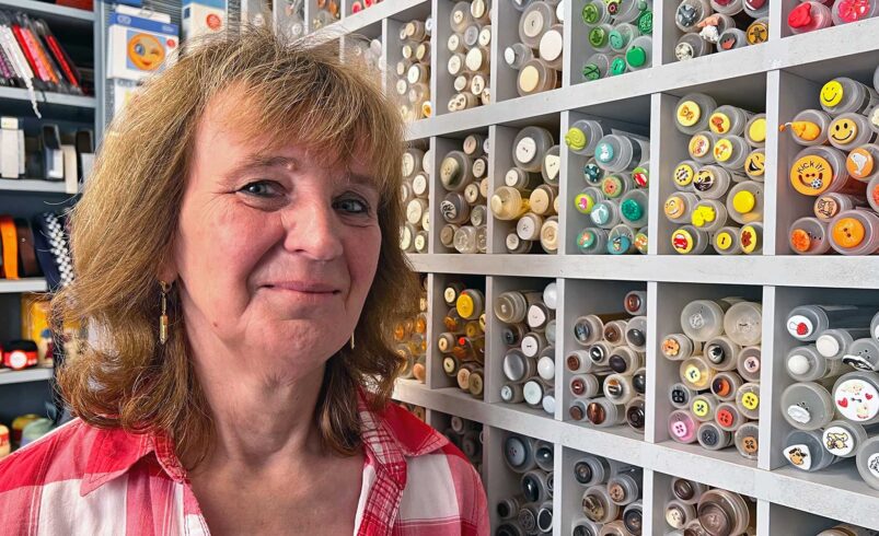 Die Königin der Knöpfe: Heike Bromnitz in ihrem Kurzwaren-Geschäft in Plauen. Foto: Sebastian Höfer