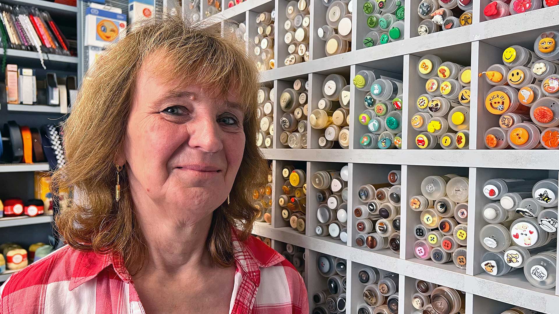 Die Königin der Knöpfe: Heike Bromnitz in ihrem Kurzwaren-Geschäft in Plauen. Foto: Sebastian Höfer