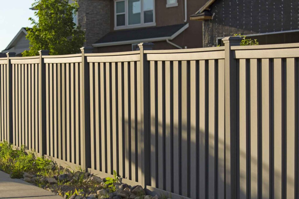 Ein moderner Zaun. Foto: envato/wirestock