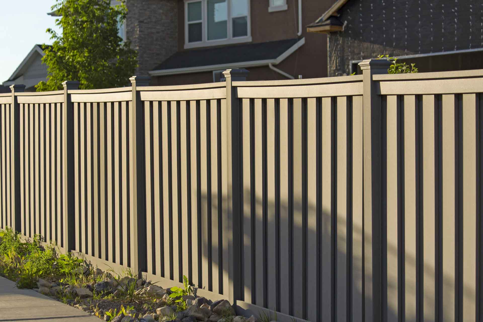 Ein moderner Zaun. Foto: envato/wirestock