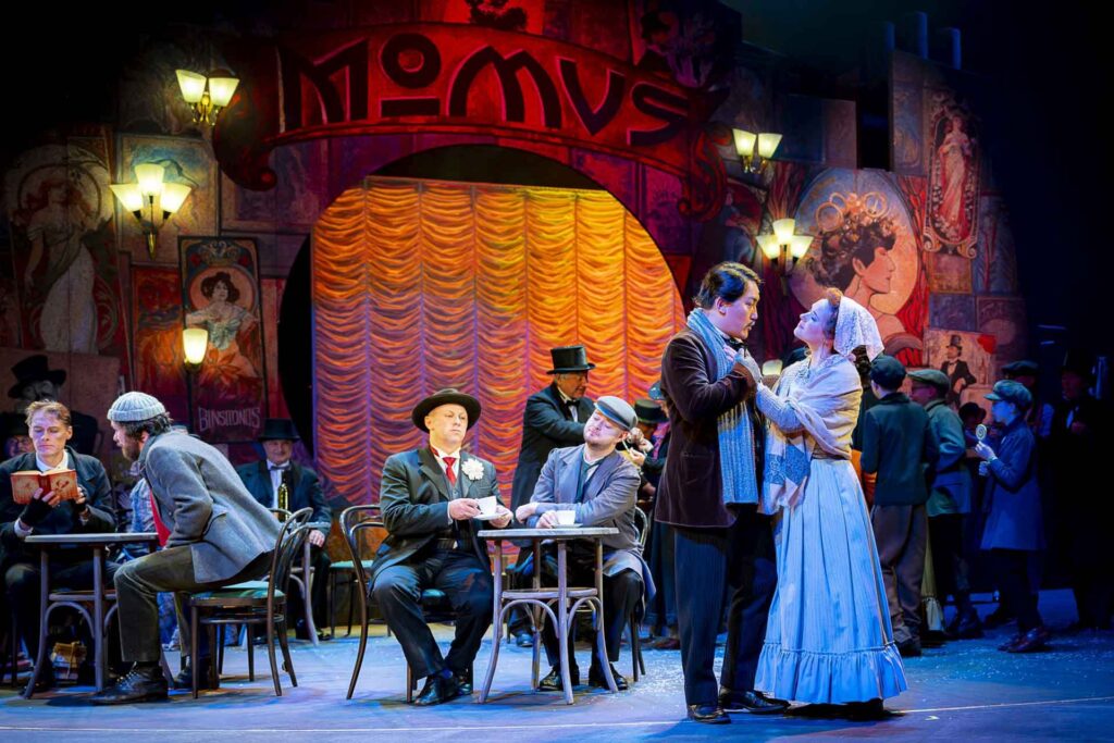 Andrey Valiguras, Nikolaus Nitzsche, Wonjong Lee, Christina Maria Gass, Opern- und Extrachor. Foto: Theater Plauen-Zwickau