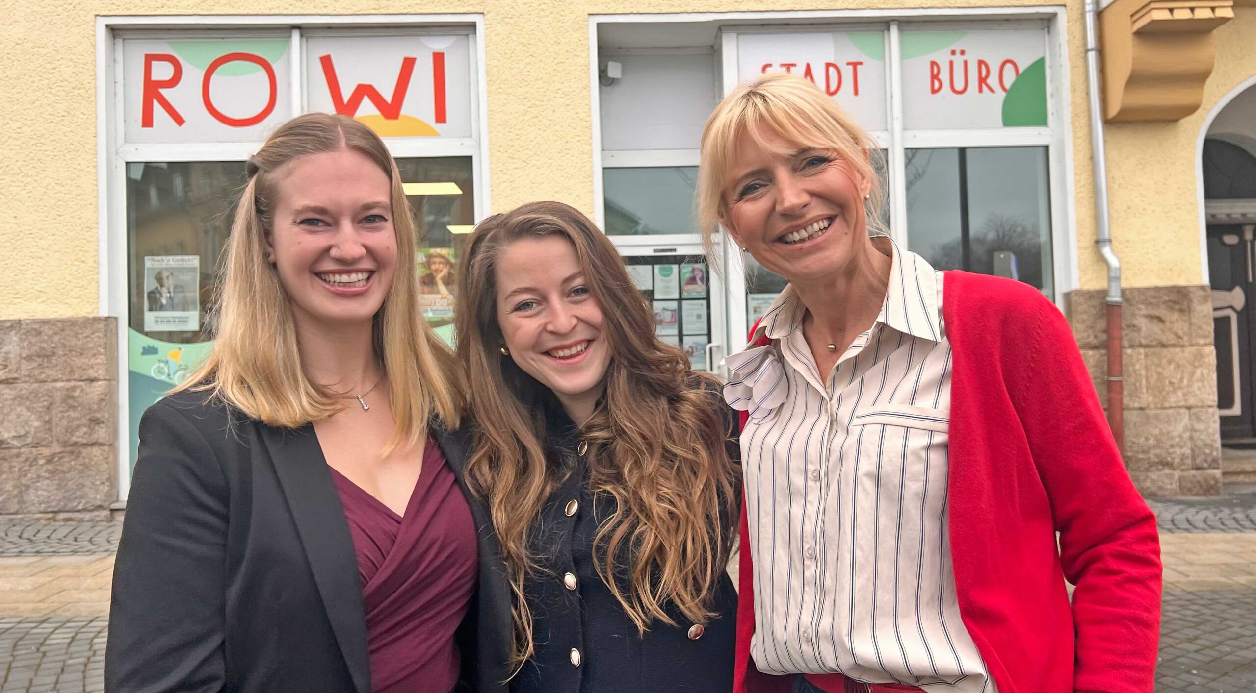 Diese drei Mädels haben Bock auf Kultur im Göltzschtal: Projektmitarbeiterin Sarah Lerch (links im Bild) sowie Nadine Trommer die ebenfalls Projektleiterin Sina Herold (Bildmitte) unterstützt. Foto: Sebastian Höfer