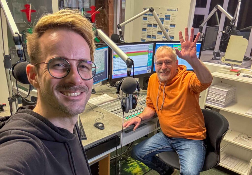 Nach verlorener Challenge: Vogtland-TV-Reporter Martin Reißmann löst Wetteinsatz beim Vogtland Radio ein.