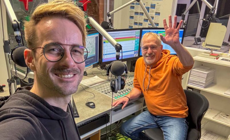 Nach verlorener Challenge: Vogtland-TV-Reporter Martin Reißmann löst Wetteinsatz beim Vogtland Radio ein.