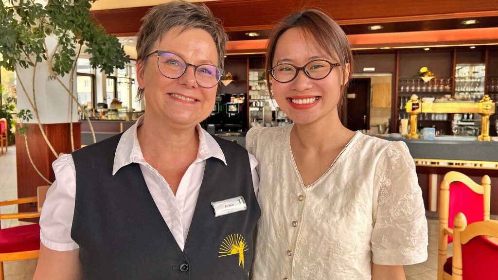Gute Zusammenarbeit: Vogtlandklinik-Ausbildungsleiterin Manuela Streit und die ehemalige Auszubildende Pha Thin. Die junge Vietnamesin absolvierte eine Ausbildung in der klinikeigenen Gastronomie. Foto: Sebastian Höfer