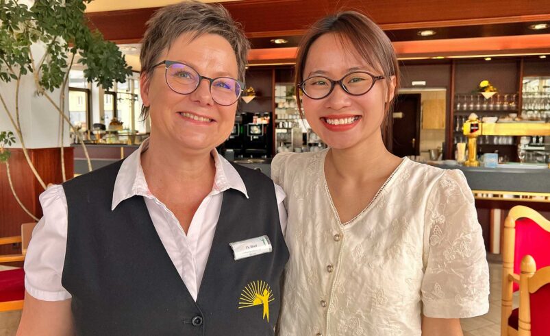 Gute Zusammenarbeit: Vogtlandklinik-Ausbildungsleiterin Manuela Streit und die ehemalige Auszubildende Pha Thin. Die junge Vietnamesin absolvierte eine Ausbildung in der klinikeigenen Gastronomie. Foto: Sebastian Höfer