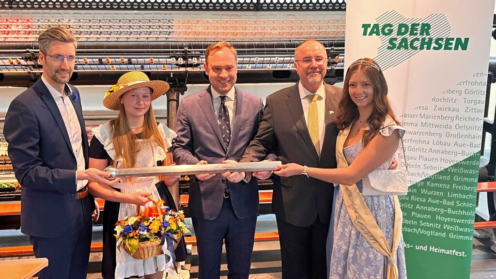 Im Bild: Ronald Kretzschmar - Oberbürgermeister der Stadt Sebnitz, Jolien Kirschner - Sebnitzer Blumenmädchen, Alexander Dierks - Präsident des Sächsischen Landtags, Steffen Zenner - Oberbürgermeister der Stadt Plauen und Maxi Schulz - Plauener Spitzenprinzessin (von links). Foto: Sebastian Höfer