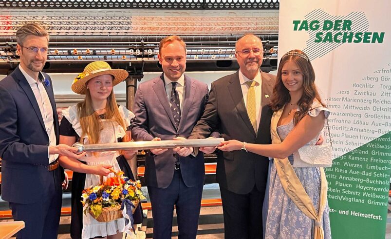 Im Bild: Ronald Kretzschmar - Oberbürgermeister der Stadt Sebnitz, Jolien Kirschner - Sebnitzer Blumenmädchen, Alexander Dierks - Präsident des Sächsischen Landtags, Steffen Zenner - Oberbürgermeister der Stadt Plauen und Maxi Schulz - Plauener Spitzenprinzessin (von links). Foto: Sebastian Höfer