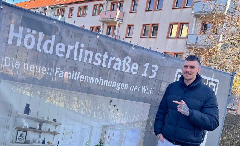 Gut sichtbar: Das neue Transparent von WbG-Marketingexperte Julian Wurziger wirbt für das neue Raumkonzept. Foto: Sebastian Höfer